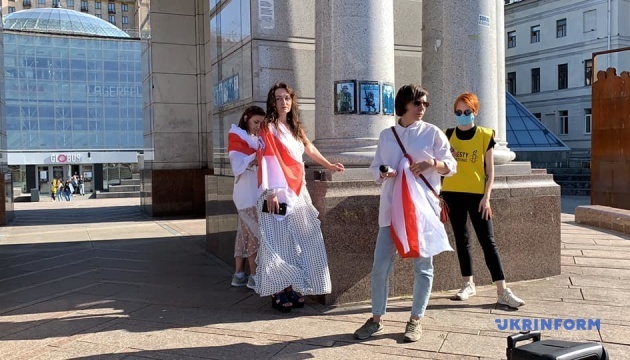 У Києві - марш солідарності з білоруськими жінками