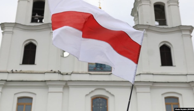 Біля будинку Алексієвич у Мінську вивісили 12 біло-червоно-білих прапорів