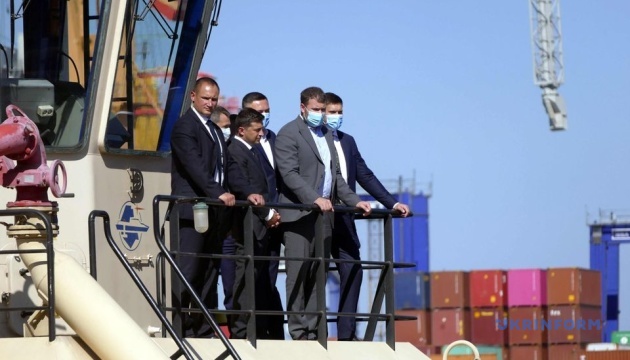 Президент ознайомився з ходом реконструкції 7-го причалу Одеського порту