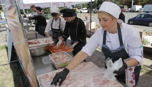 У Дніпрі випекли піцу-рекордсменку в українському орнаменті