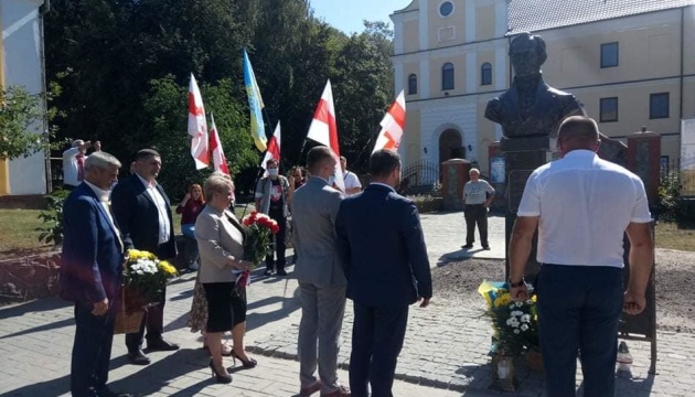 Перший у світі пам'ятник письменнику Яну Барщевському встановили на Житомирщині