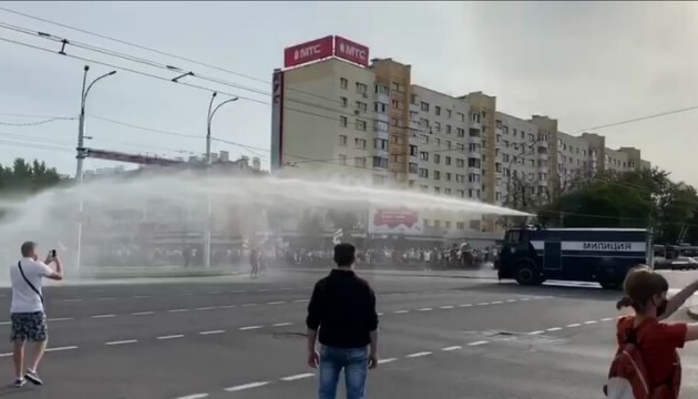 У Бресті проти мітингувальників застосували водомет