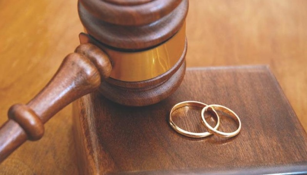 Кількість розлучень в Україні за перше півріччя впала майже вдвічі