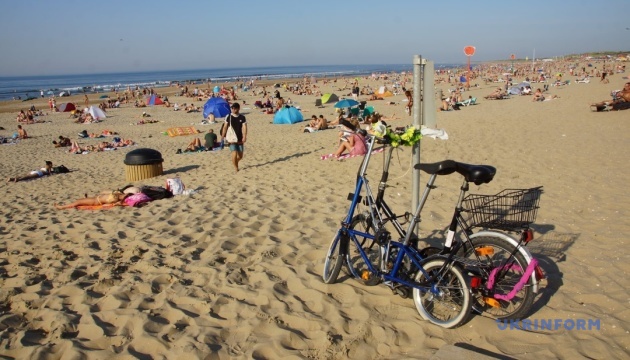 Літня погода в Нідерландах спровокувала бум на пляжах 