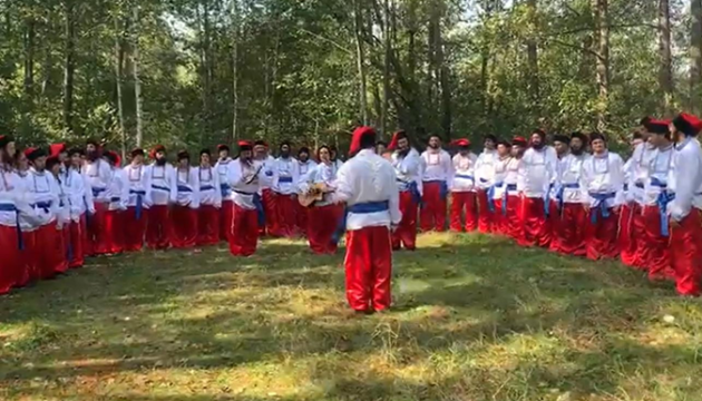 Хасиди одягнулись козаками і заспівали Гімн України на кордоні