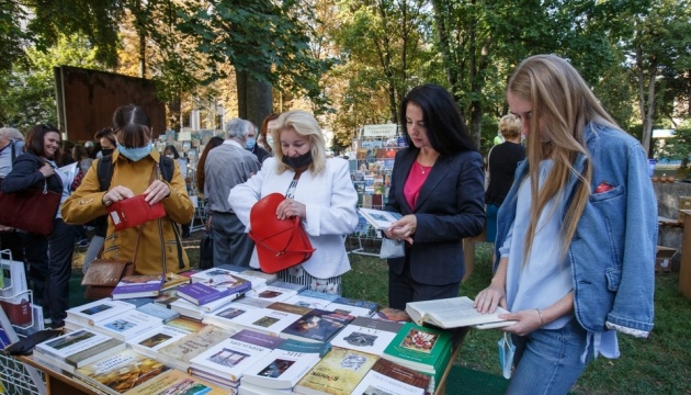 В Ужгороді триває Книга-фест: кращі новинки та спілкування з письменниками