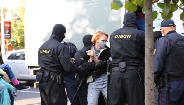 У Мінську розігнали жіночий марш: ОМОН застосував силу, деяких тягнули по асфальту