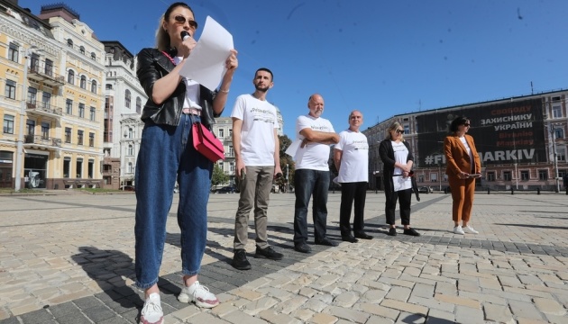 Листи з-за ґрат: у Києві провели акцію на підтримку заручників Кремля