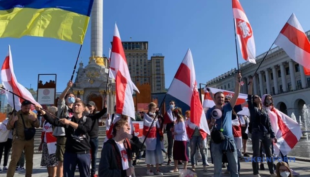 白赤白旗と騎士の紋章　キーウ市でベラルーシ国民との連帯集会開催