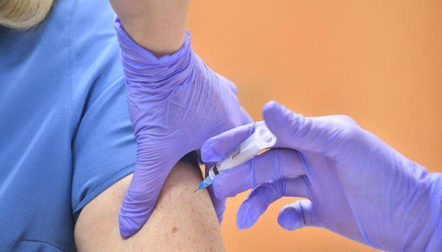 У Росії дозволили тестувати на людях третю вакцину від коронавірусу