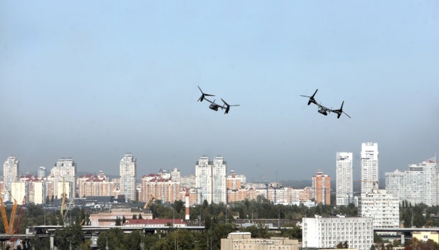 Convertiplanos de la Fuerza Aérea de EE. UU. vuelan sobre Kyiv