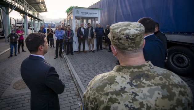 Зеленський доручив добудувати пункт пропуску на Закарпатті, де побачив кілометри фур