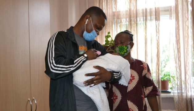 Немовля померлої від COVID-19 породіллі з Нігерії родичі забрали з Тернополя