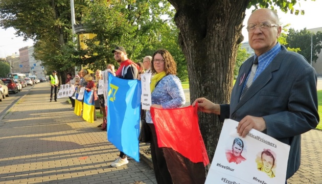 В Риге под посольством РФ требовали освободить политзаключенных