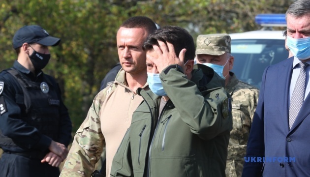 ゼレンシキー大統領、ハルキウ州航空機墜落事故現場に到着　遺族への支援を約束