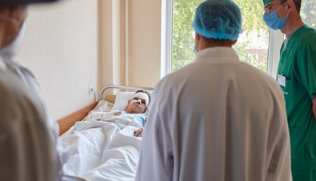 Зеленський відвідав у лікарні курсанта, який вижив у катастрофі літака Ан-26