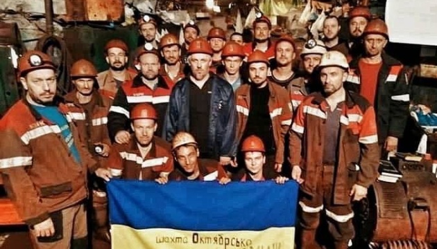 На шахтах КЗРК до протесту приєдналися дві жінки: під землею - 62 гірники