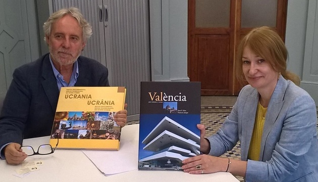 El alcalde de Valencia felicita a la Cónsul General de Ucrania