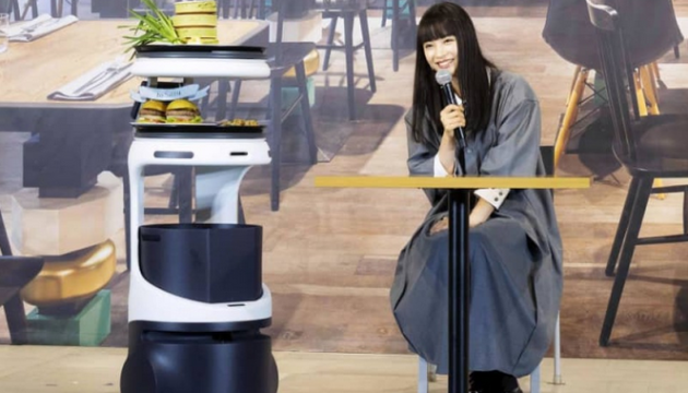В Японії представили робота-офіціанта зі штучним інтелектом