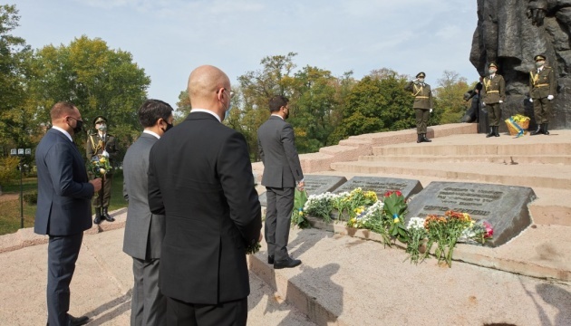 Ukraine’s top officials commemorate Babyn Yar massacre victims