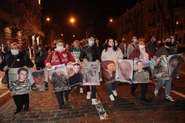 Учасники акції на підтримку бранців Кремля пройшли колоною до урядового кварталу