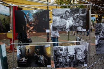 У центрі Мукачева розгорнули фотовиставку про Іловайськ