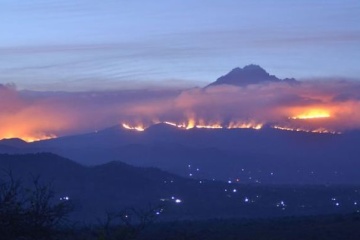 На Килиманджаро уже пятые сутки горит лес