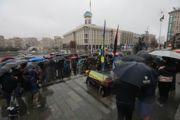 На Майдані Незалежності прощаються з ветераном АТО Микитенком
