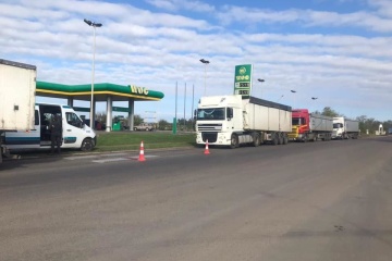 Сутички і черги на узбіччі: на Миколаївщині водії відмовляються зважувати фури