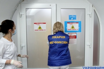 У Дніпрі медики рятують вагітну, в якої коронавірус уразив 60% легень