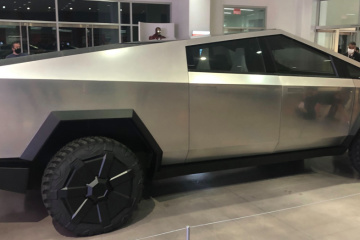 Tesla «прокачала» бронированный Cybertruck