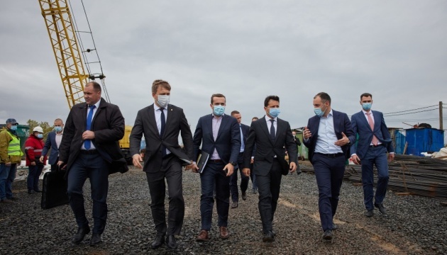 Zelensky inspects by-pass road construction near Rivne city