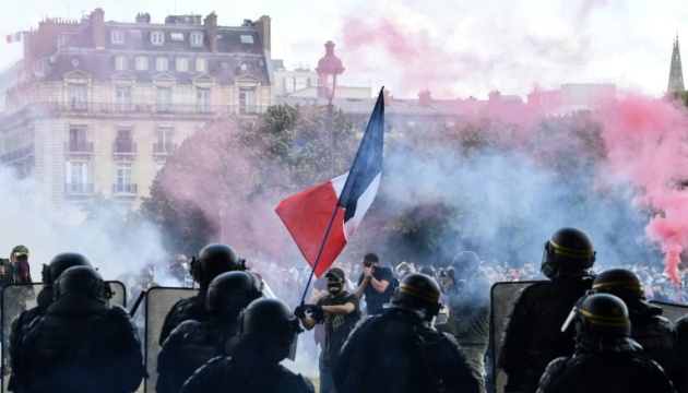 Париж готовий переписати законопроєкт про фото з поліціянтами, який викликав протести