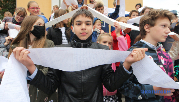 У Києві школярі встановили рекорд з найдовшого привітання вчителям