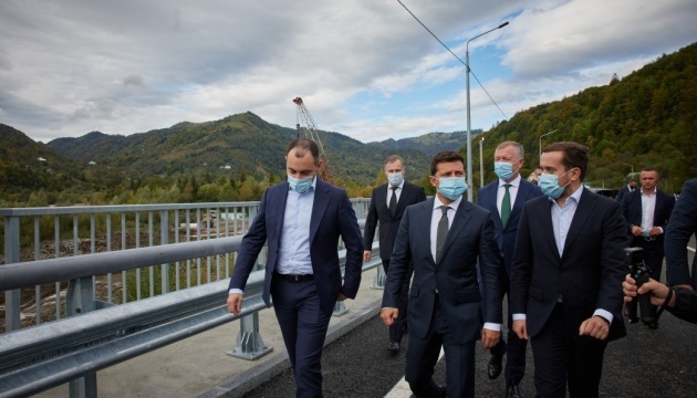 Zelensky inspects newly-built bridges in Chernivtsi region