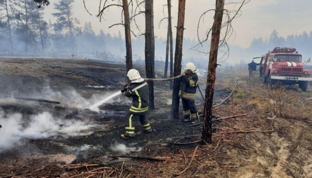 На Луганщині продовжують гасити пожежі, рятувальники залучили авіацію