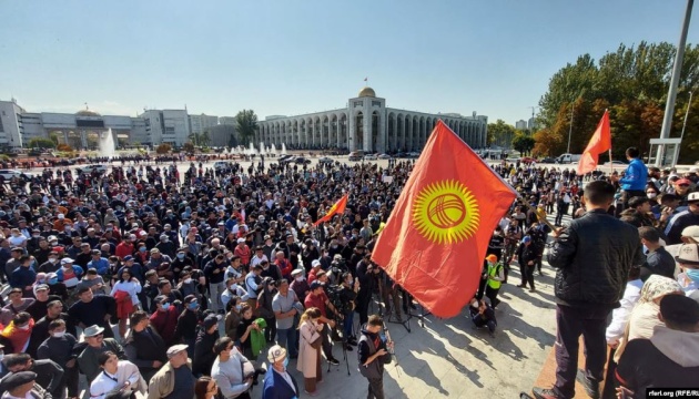 У Киргизстані гранатами та водометами розганяють незадоволених парламентськими виборами