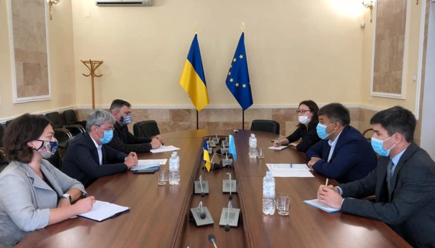 El ministro Tkachenko y el Embajador de Kazajistán tratan la cooperación en el ámbito de la cultura y el turismo