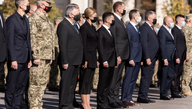 Ukraine leaders pay tribute to An-26 crash victims in Kharkiv