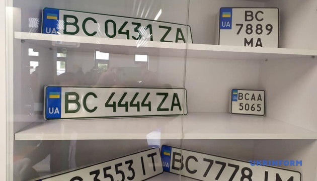 В Україні почали видавати зелені номерні знаки на електрокари