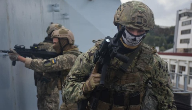 Українські військові провели тренування на британському есмінці