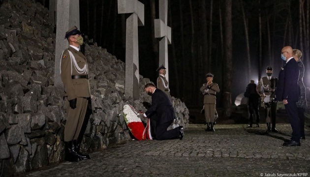 Andrzej Duda uczcił pamięć ofiar Katynia w Bykowni i przypomniał o rosyjskiej agresji