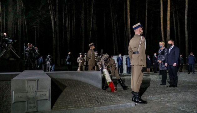 Duda commemorates Katyn massacre victims in Bykivnia