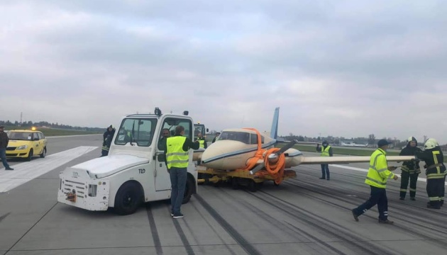 У Львівському аеропорту літак викотився за межі злітної смуги