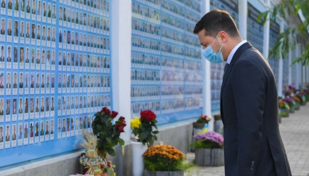 Präsident Selenskyj ehrt Andenken der Soldaten, die für Unabhängigkeit der Ukraine fielen