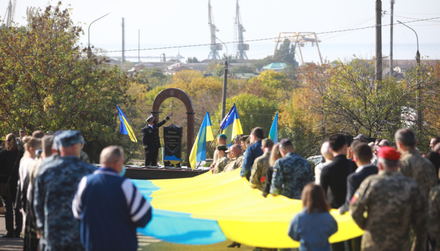 В Бердянську відкрили пам'ятний знак воїнам, загиблим за цілісність України