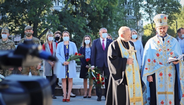 У Миколаєві вшанували захисників України хвилиною мовчання