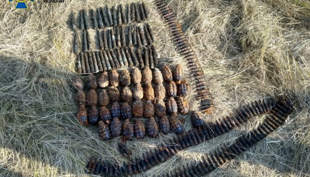 СБУ виявила на Луганщині два схрони зі снарядами та гранатами