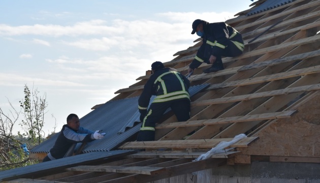 Рятувальники розпилюють повалені дерева та ремонтують дахи у Кропивницькому