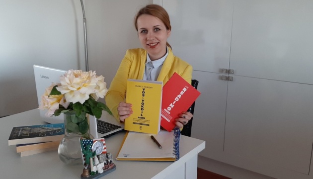 Українка написала підручники для підготовки до держіспиту з англійської для випускників турецьких шкіл